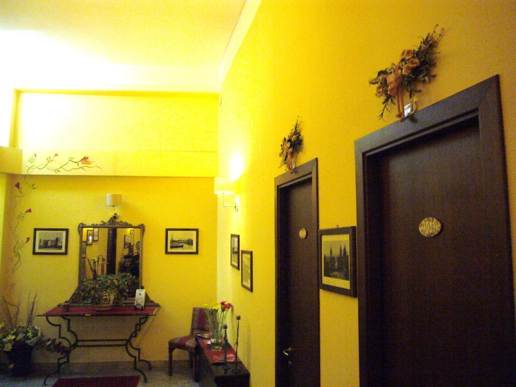 La Collegiata Guest House คาตาเนีย ภายนอก รูปภาพ